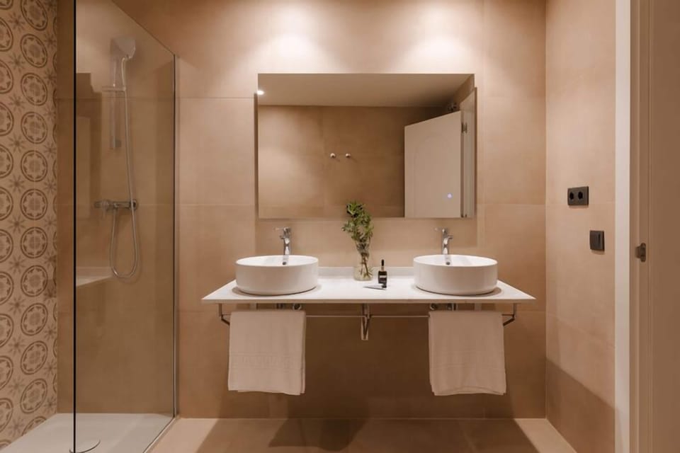 Superior Suite, City View | Bathroom | Shower, free toiletries, hair dryer, bathrobes