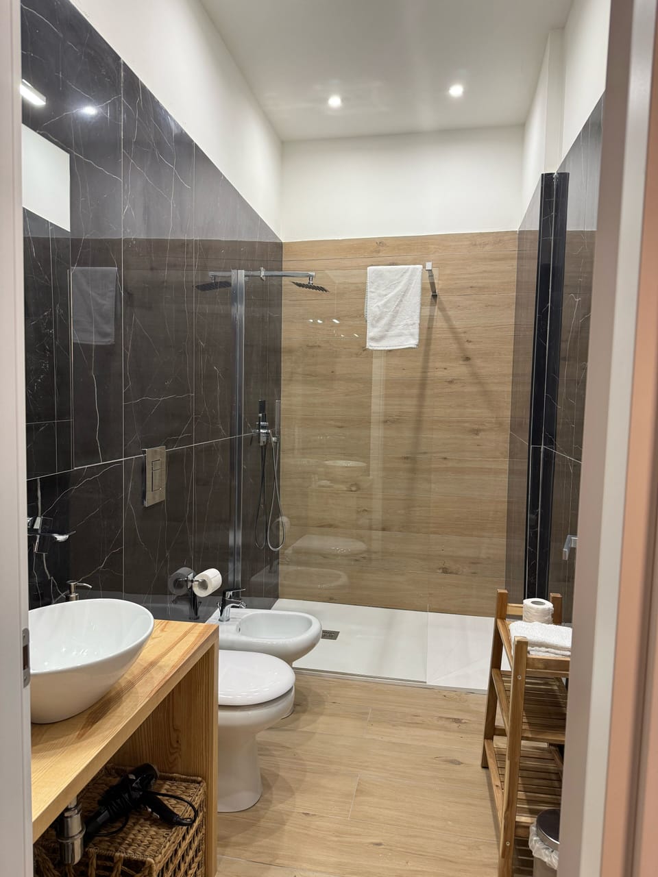Junior Room, City View | Bathroom | Shower, hair dryer, bidet, towels