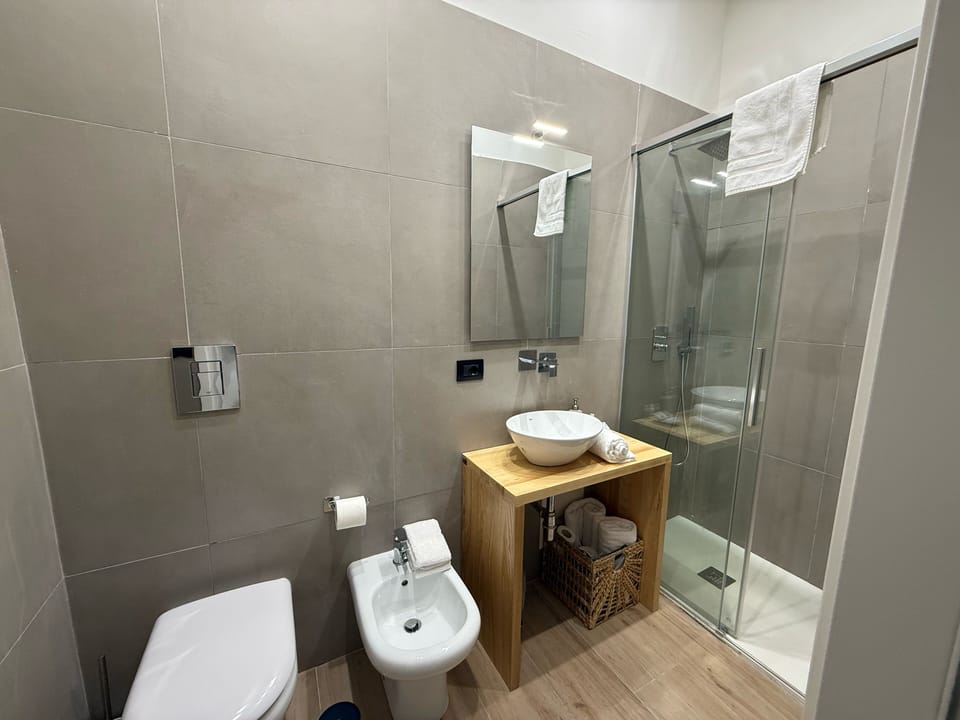Comfort Double Room | Bathroom | Shower, hair dryer, bidet, towels