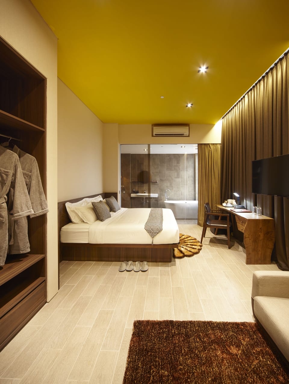Suite | Minibar (free items), in-room safe, blackout drapes, WiFi (free)