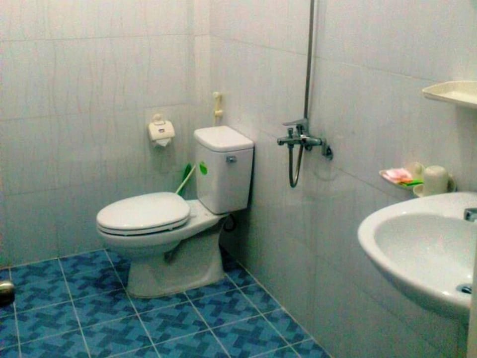 Shower, free toiletries, slippers, towels