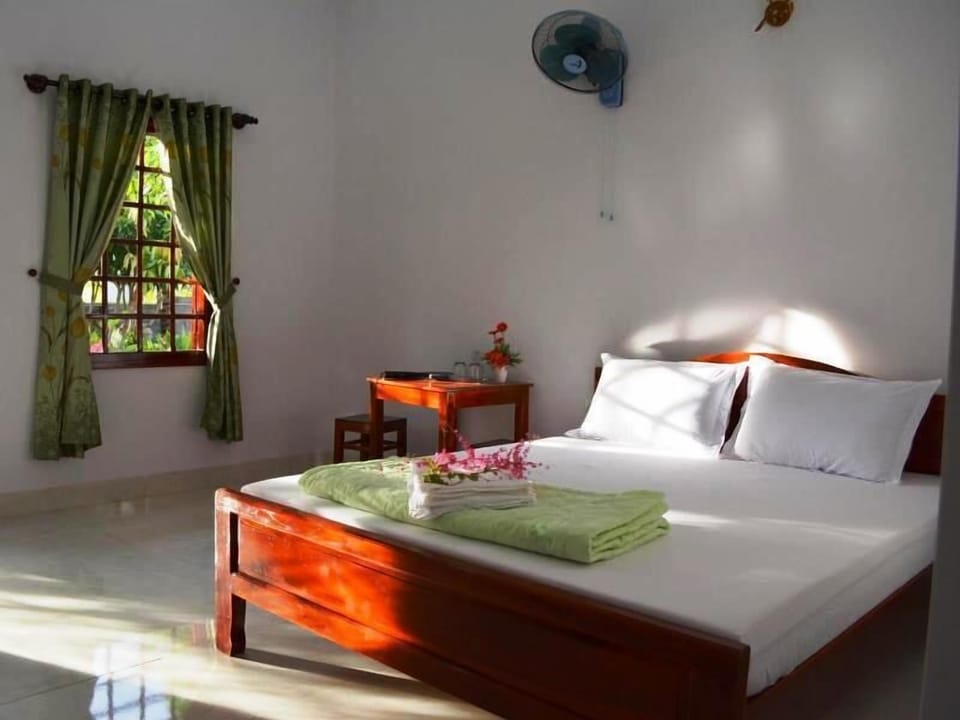 Double Room | Minibar, desk, free WiFi, bed sheets
