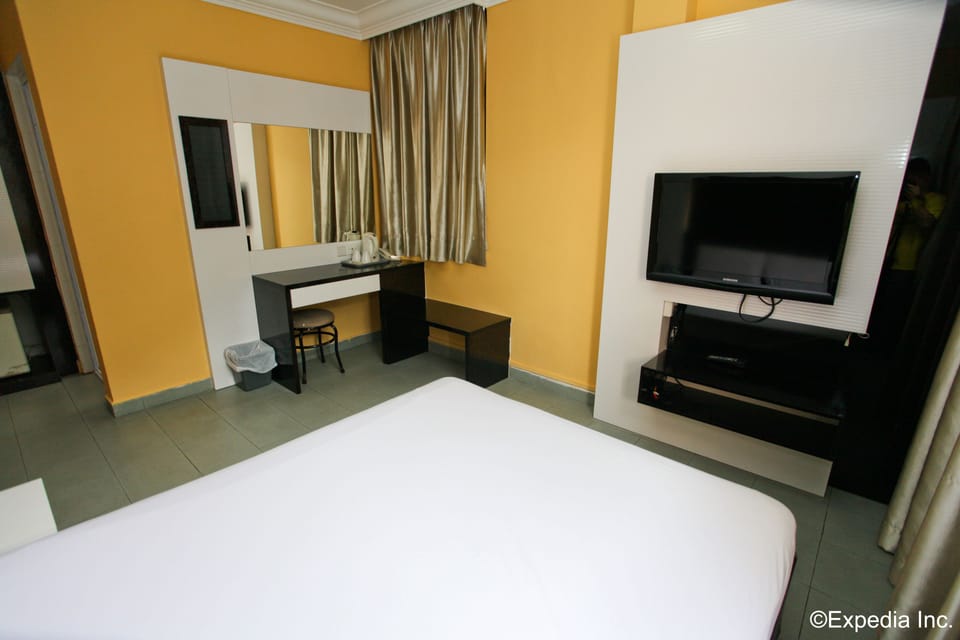 Deluxe Double Room | Desk, iron/ironing board (on request), WiFi (free), bed sheets