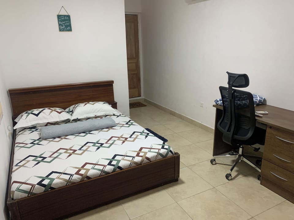Room, 1 Queen Bed, Microwave | Desk, iron/ironing board, WiFi (free)