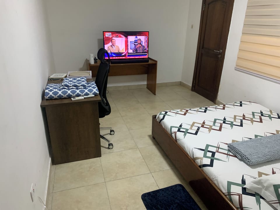 Room, 1 Queen Bed, Microwave | Desk, iron/ironing board, WiFi (free)