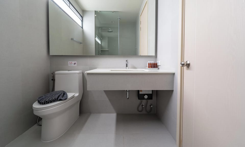 Standard King Room Terrace. | Bathroom | Shower, rainfall showerhead, free toiletries, hair dryer