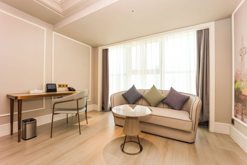Privilege, Room, 1 King Bed | Minibar (free items), soundproofing, WiFi (free), bed sheets