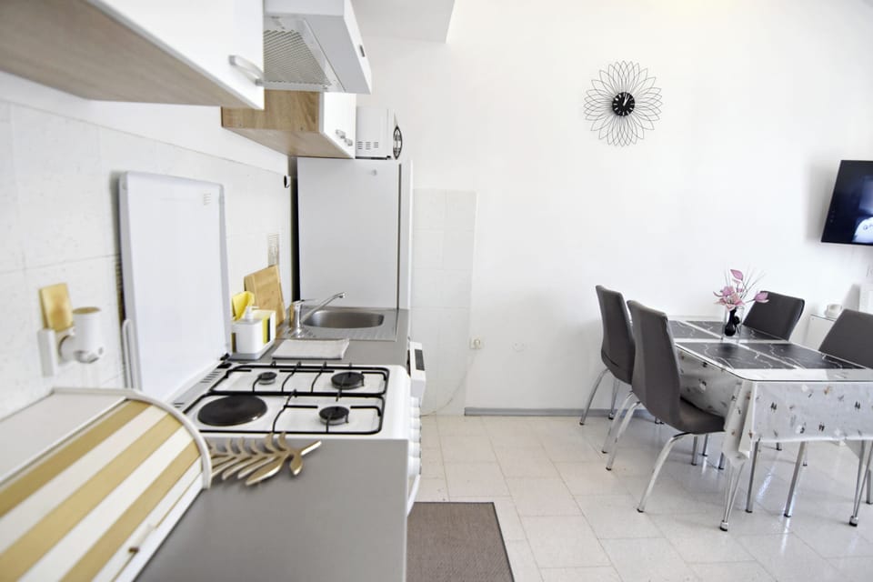 Apartment, 2 Bedrooms, Balcony, City View | Dining room