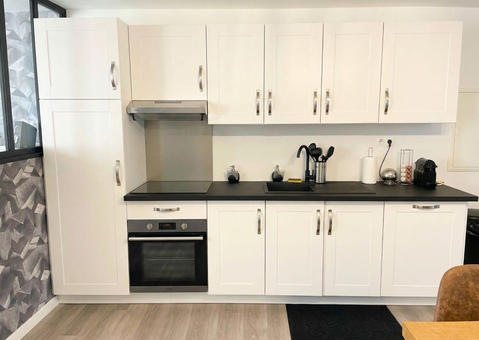 Family Apartment, 3 Bedrooms, Kitchen | Private kitchen | Full-size fridge, microwave, oven, stovetop