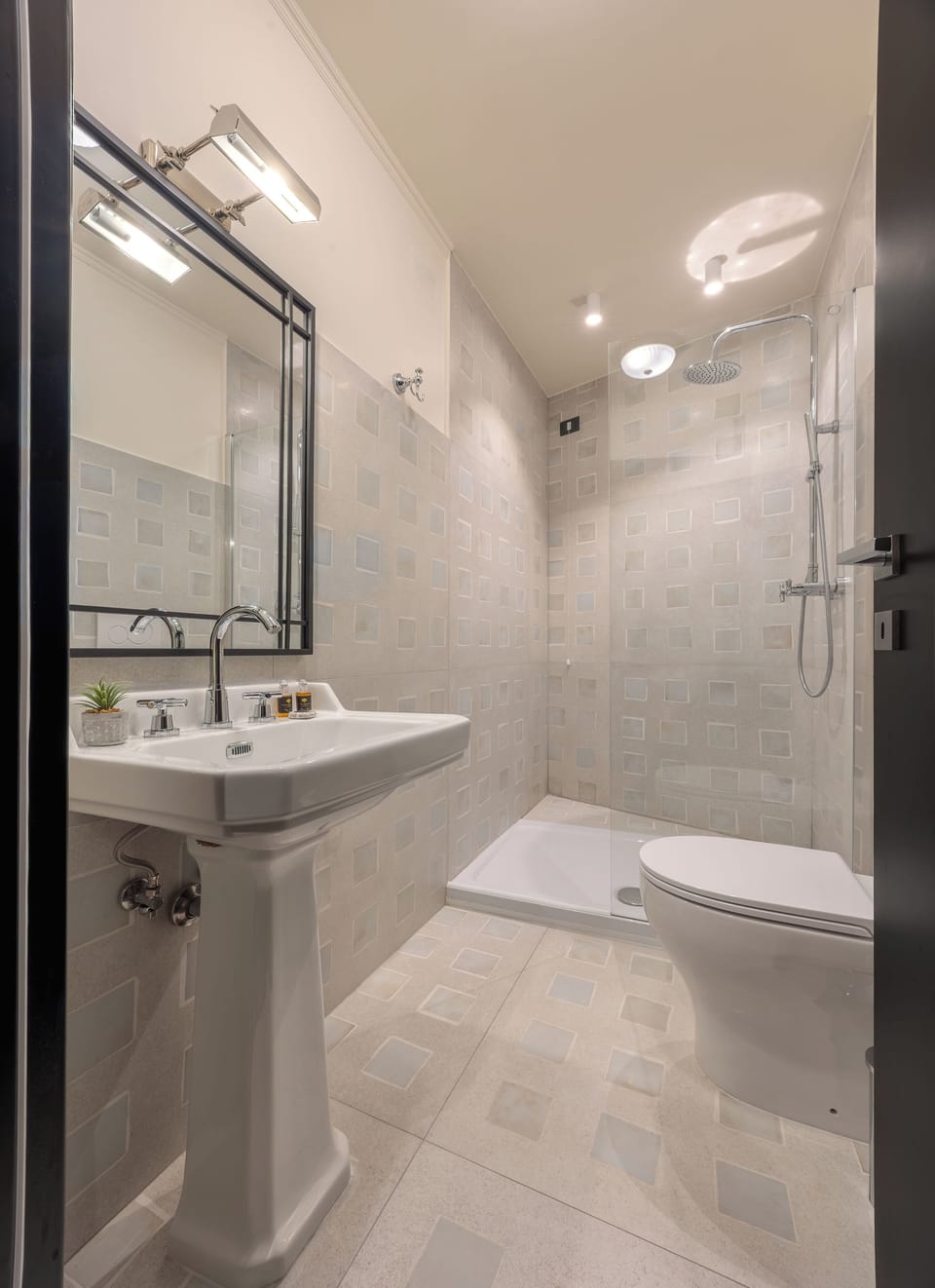 Deluxe Room | Bathroom | Shower, hair dryer, towels, soap