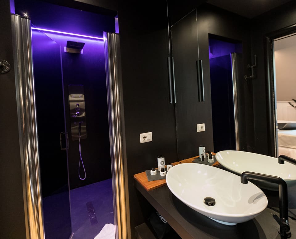 Superior Room | Bathroom | Shower, free toiletries, hair dryer, bathrobes