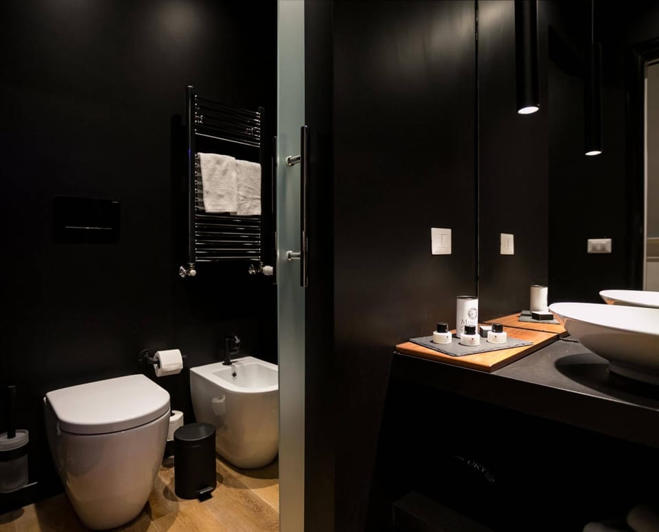 Luxury Room | Bathroom | Shower, free toiletries, hair dryer, bathrobes