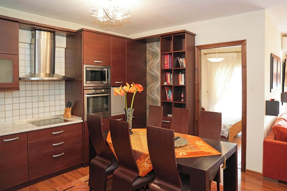 Apartment | 2 bedrooms, desk, Internet