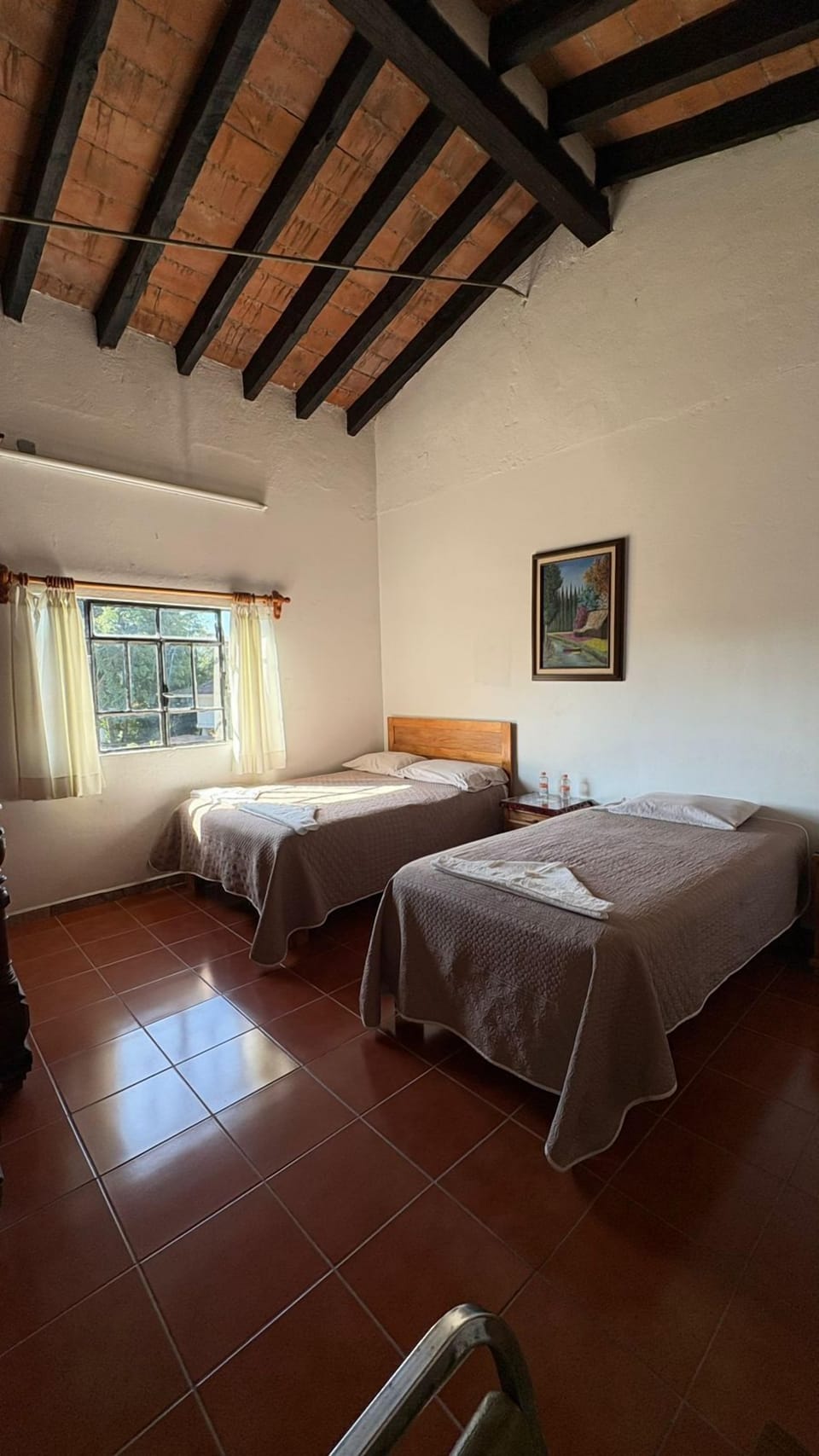 Family Room | Desk, laptop workspace, free WiFi