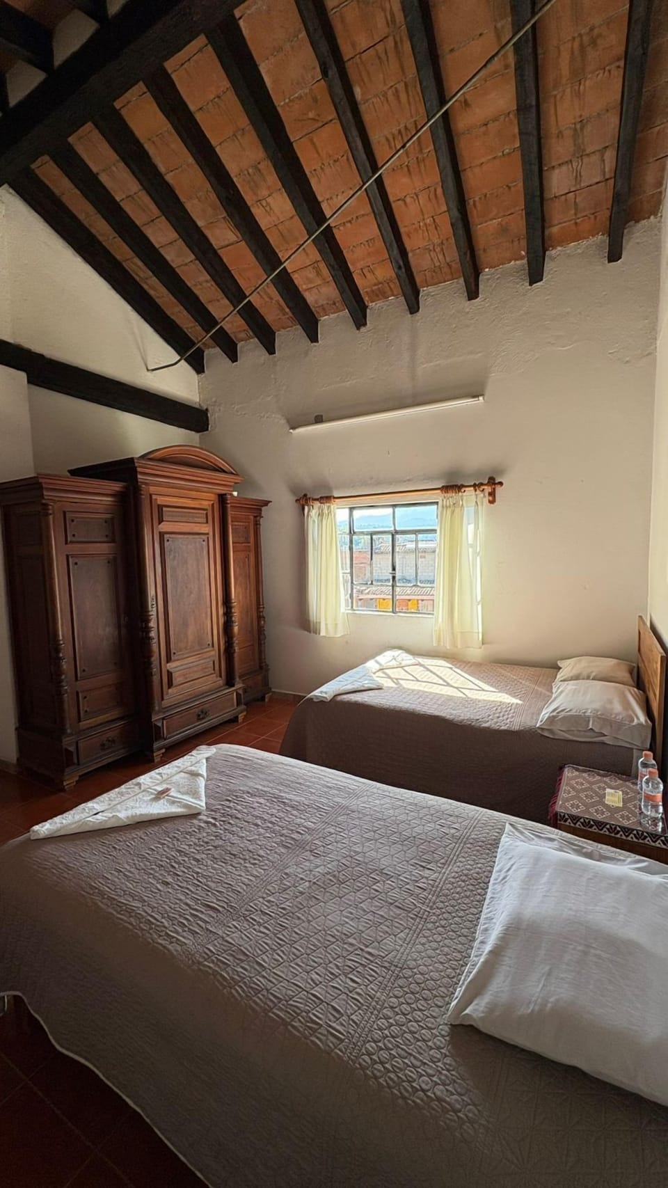 Family Room | Desk, laptop workspace, free WiFi