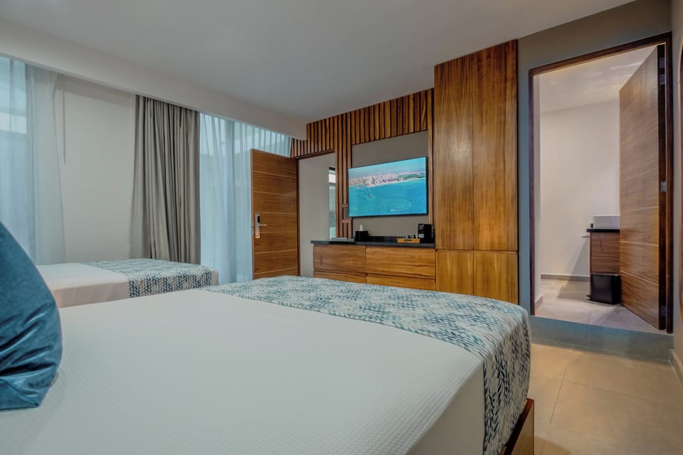 Family Suite | Premium bedding, pillowtop beds, minibar, in-room safe