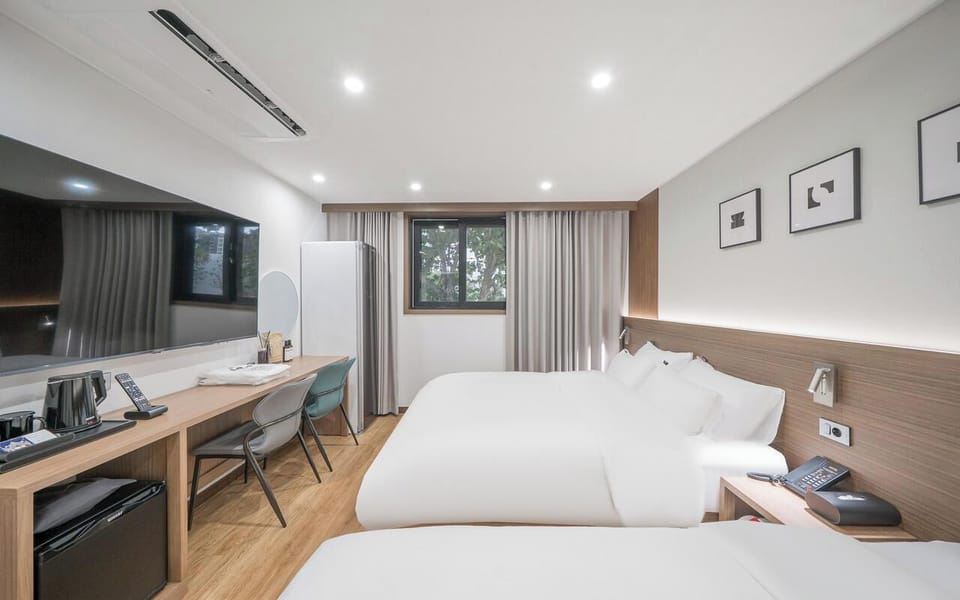 Premium Twin Room | Hypo-allergenic bedding, desk, laptop workspace, blackout drapes