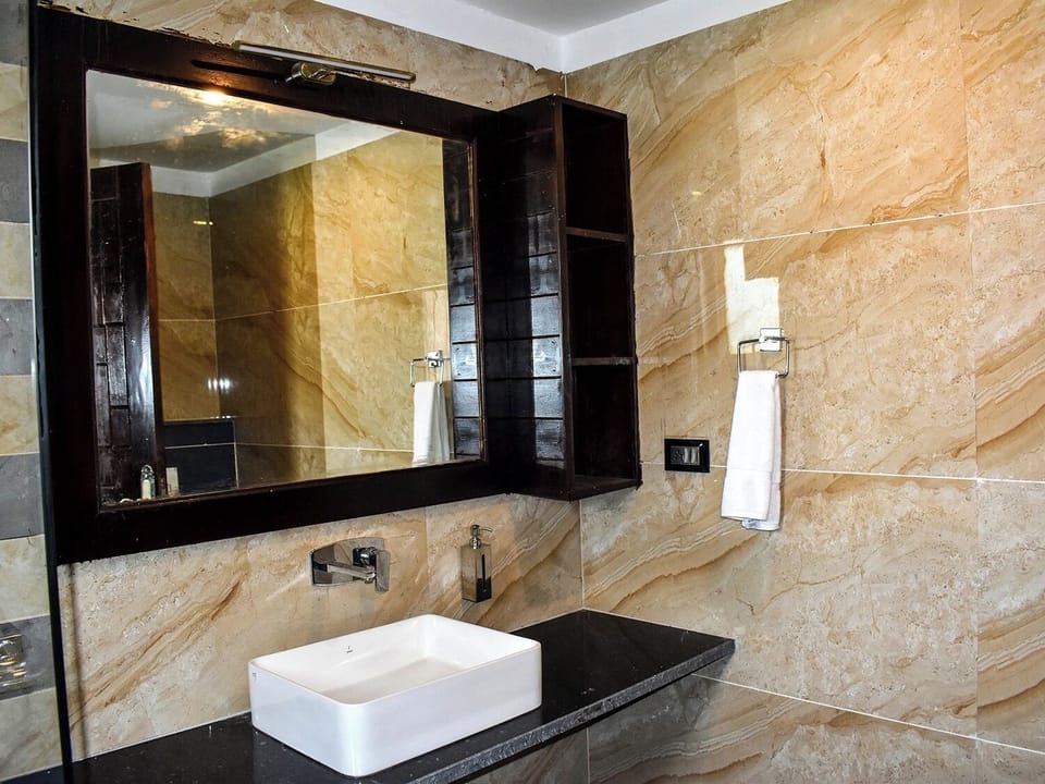 Deluxe Room, Balcony, Garden View | Bathroom | Hair dryer, slippers, towels, soap
