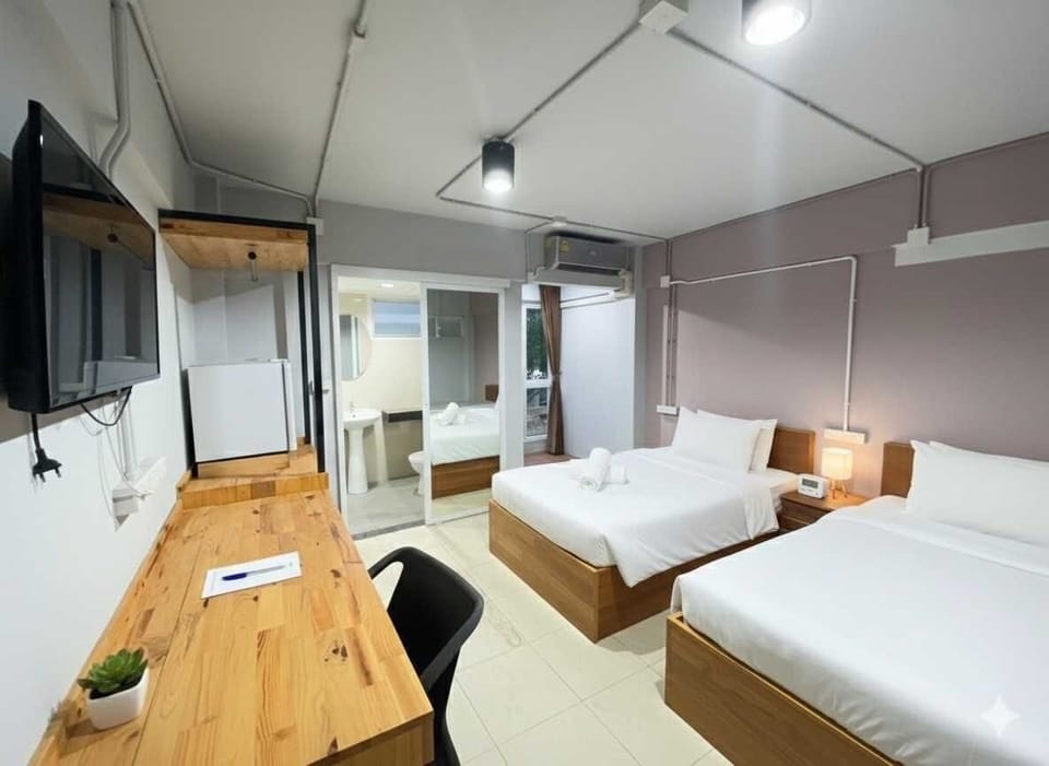 Superior Twin Room | Laptop workspace, free WiFi, bed sheets
