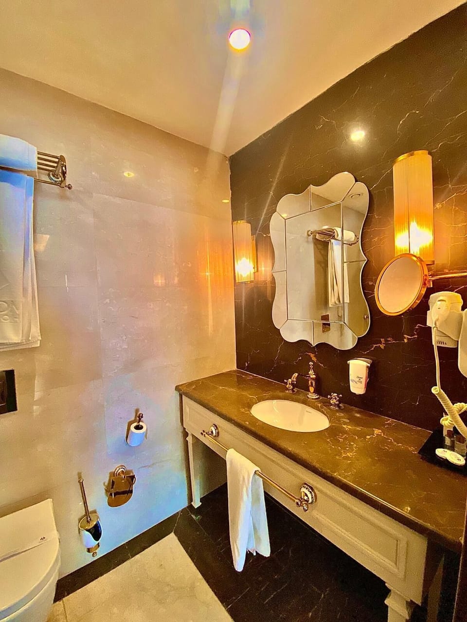 Luxury Suite, City View | Jetted tub
