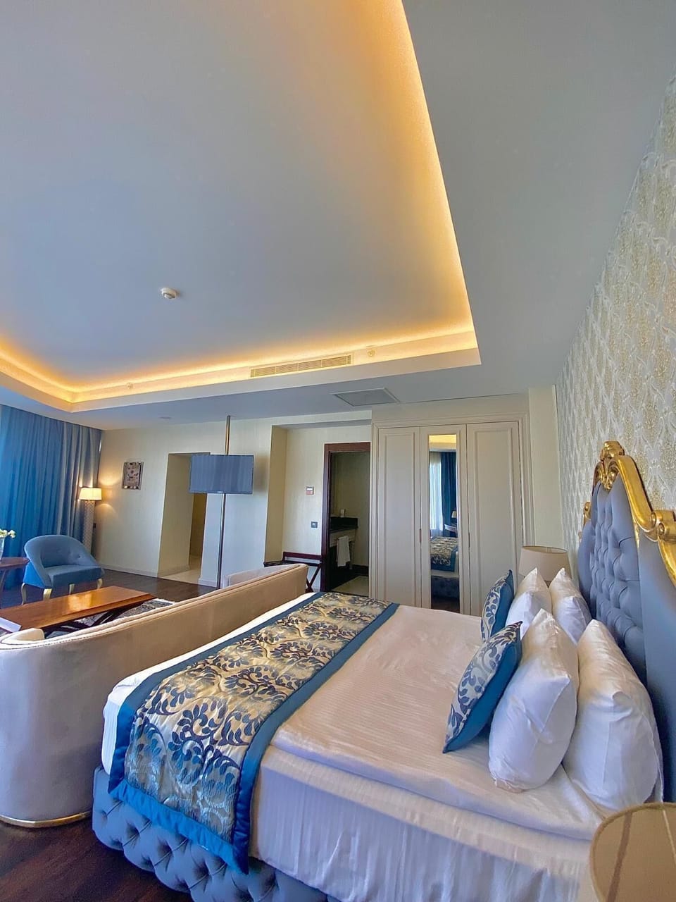 Junior Suite, 1 King Bed with Sofa bed, City View | Minibar, in-room safe, desk, laptop workspace