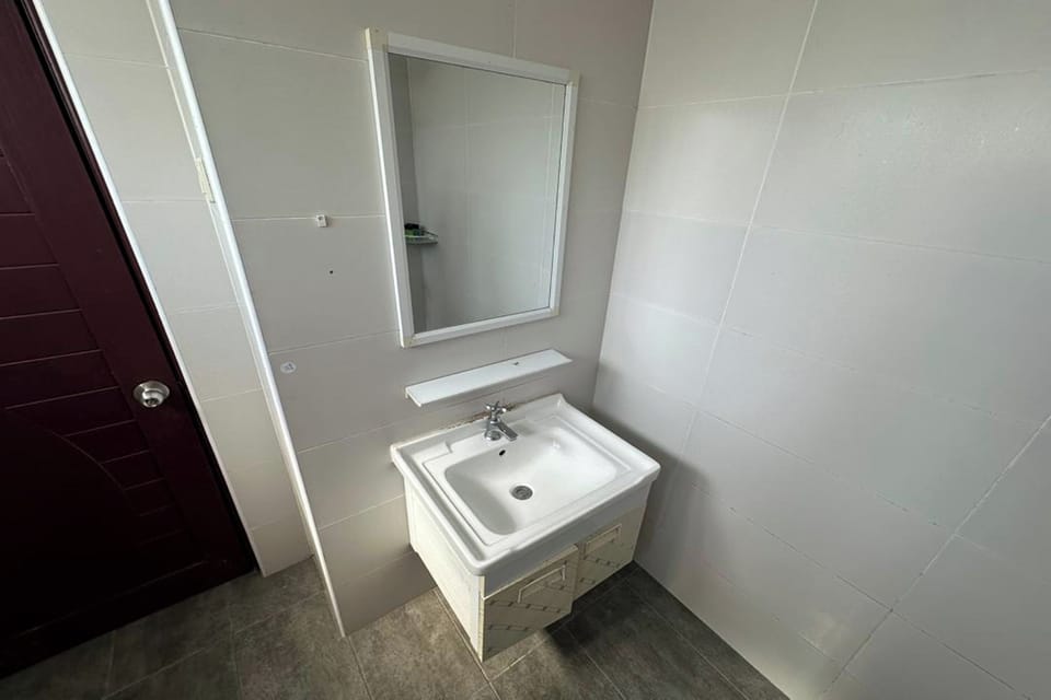Family Room | Bathroom | Shower, rainfall showerhead, free toiletries, towels