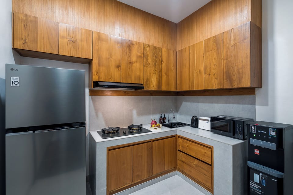 Fridge, microwave, stovetop, electric kettle