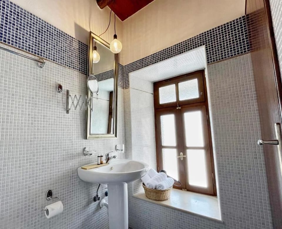 Deluxe Studio | Bathroom | Hair dryer, towels, shampoo, toilet paper