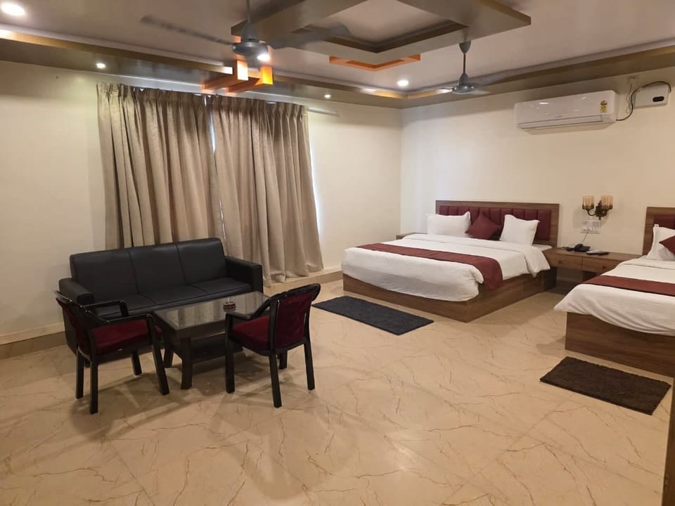 Suite | Desk, laptop workspace, WiFi (free)