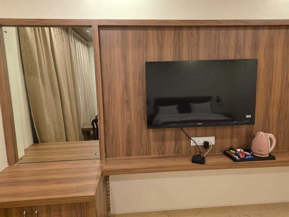 Deluxe Room, City View | Desk, laptop workspace, WiFi (free)