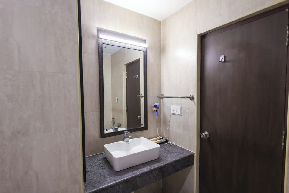 Premier Twin Room | Bathroom | Hair dryer, towels, soap, shampoo