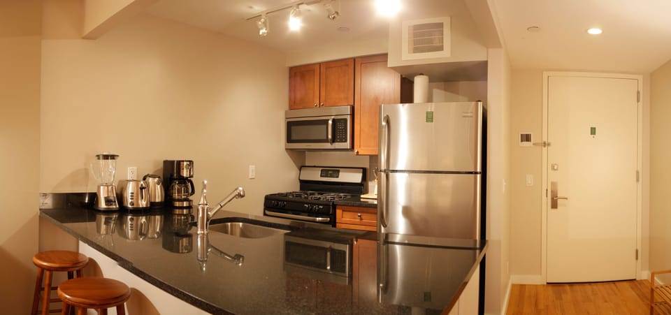 King Suite | Private kitchen | Fridge, microwave, oven, stovetop