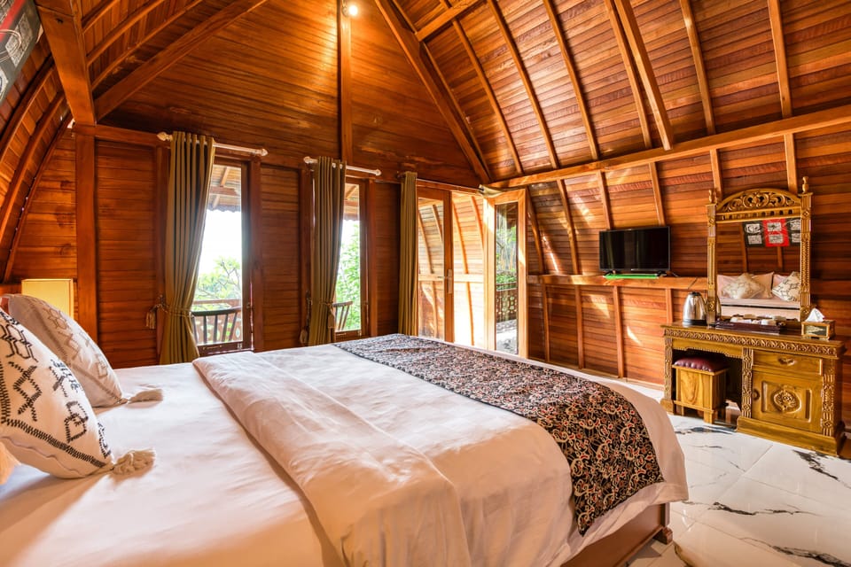 Deluxe Room, Balcony, Sea View | Minibar, desk, free WiFi