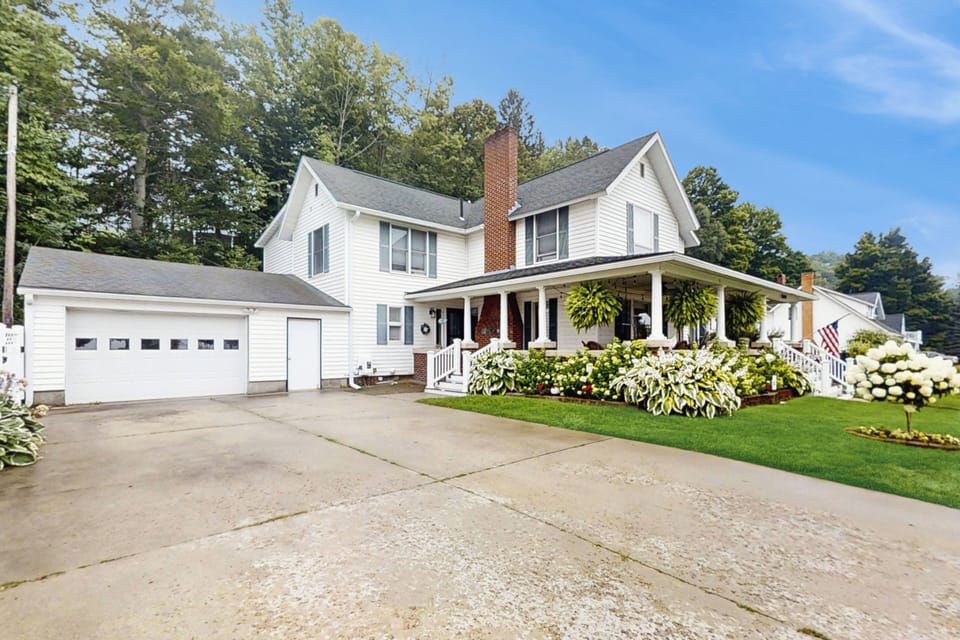 5BR Lake-view Home w/ Pool & Seasonal Hot Tub Cottage in Beulah