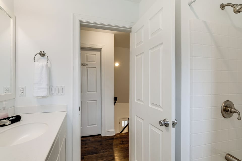 Hot Tub & Yard: 'temptation Stays' Home in Roanoke Cottage in Roanoke