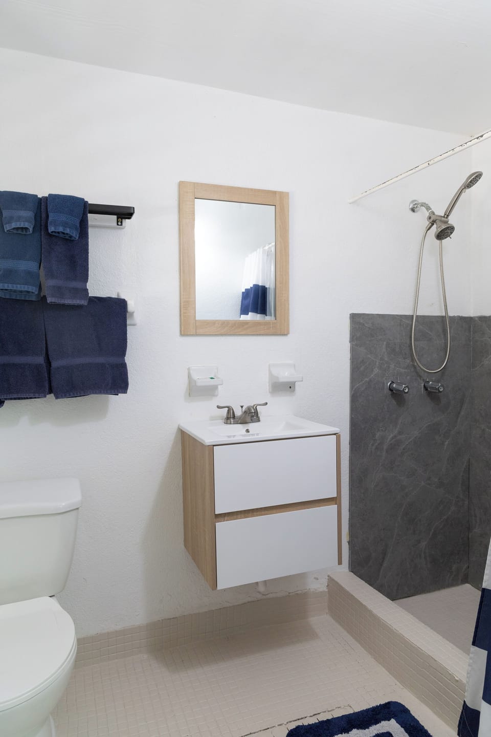 Deluxe Double Room | Bathroom | Shower, towels, soap, shampoo
