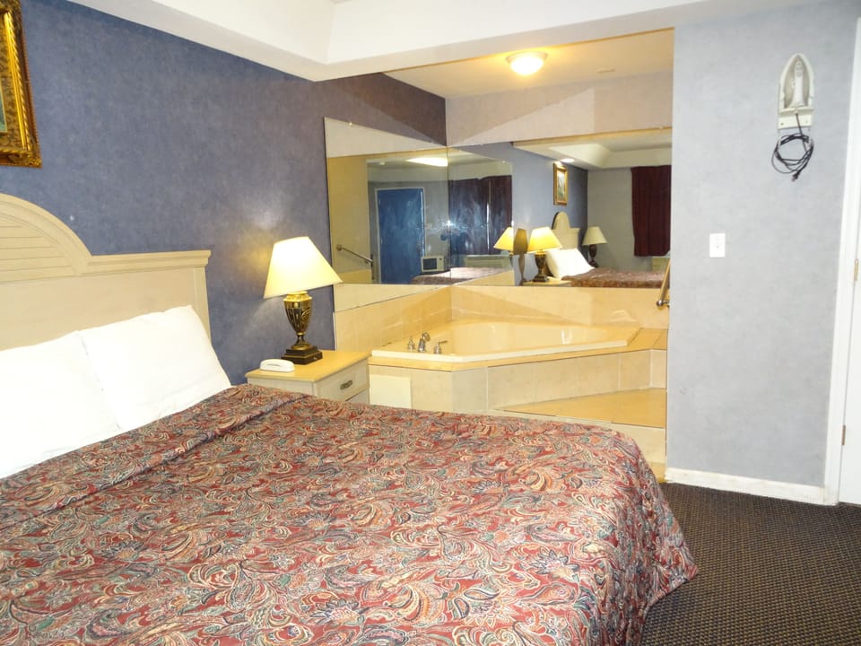 Room, 1 King Bed, Jetted Tub | WiFi (free)