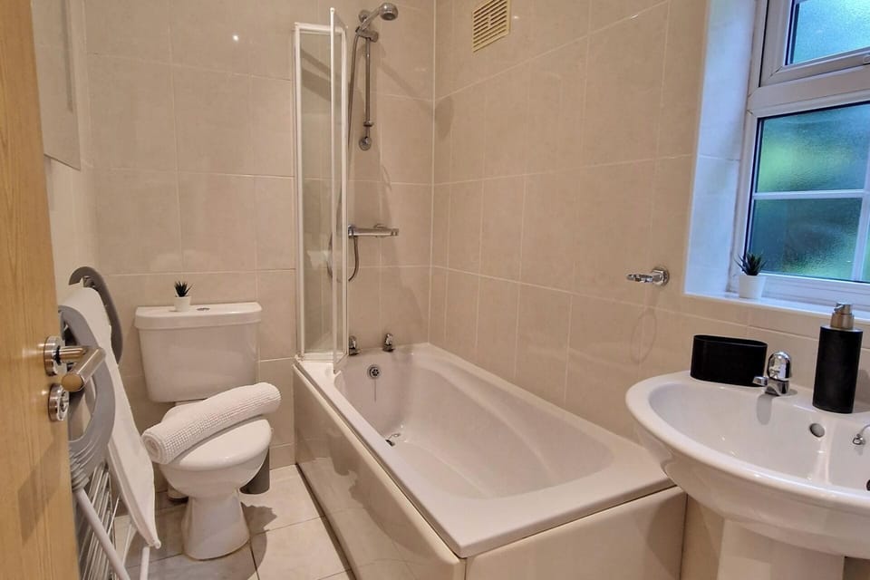 Shower, hair dryer, towels