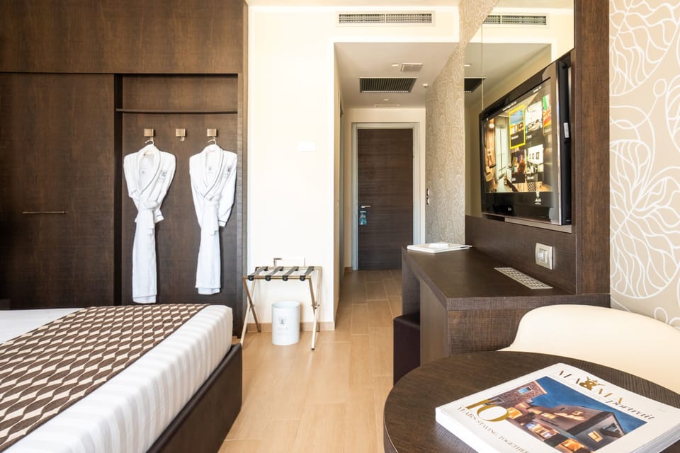 Classic Room, Balcony | Minibar, in-room safe, WiFi (free)