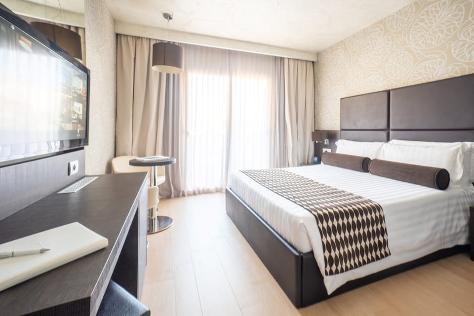 Classic Room, Balcony | Minibar, in-room safe, WiFi (free)