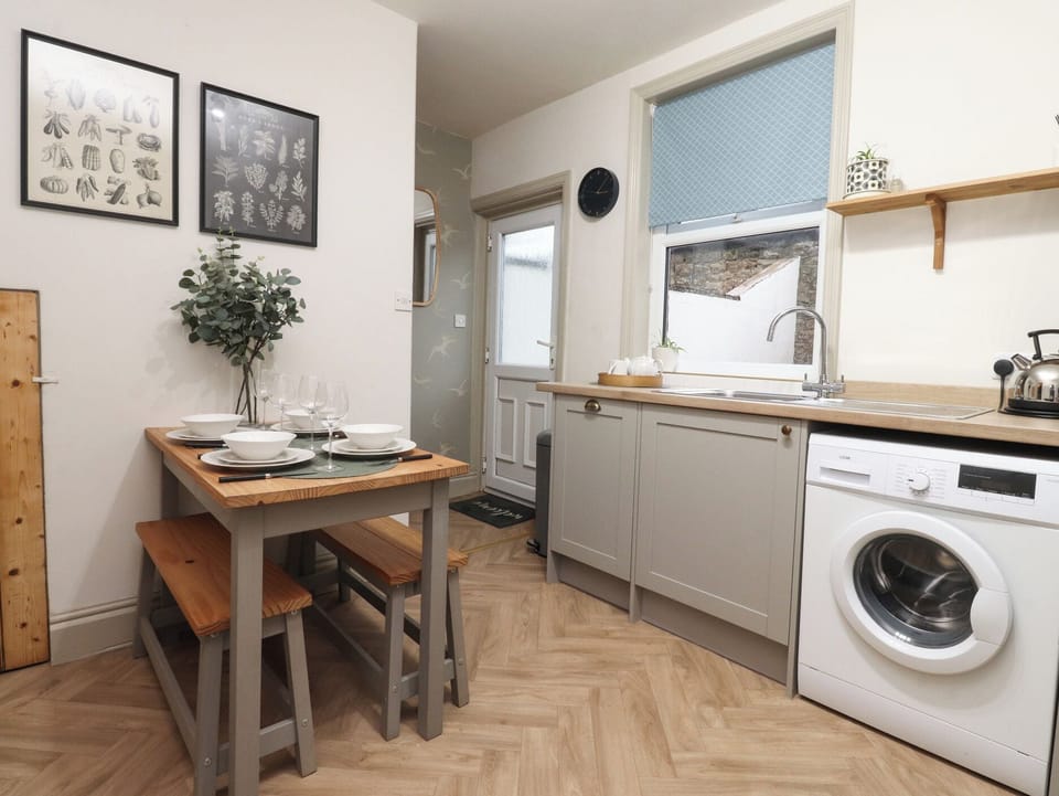 Dishwasher, cookware/dishes/utensils