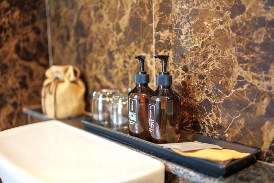Pet-friendly One Bedroom Suite Double Bed | Bathroom | Shower, free toiletries, hair dryer, slippers