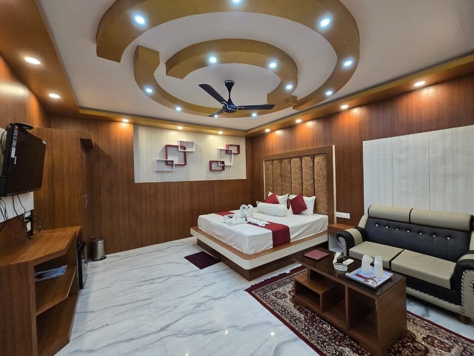Wooden Cottage | Desk, bed sheets