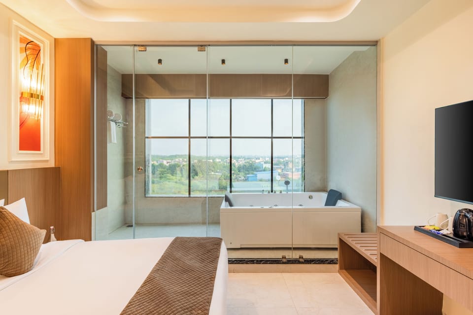Royal Suite, City View | Desk, free WiFi, bed sheets