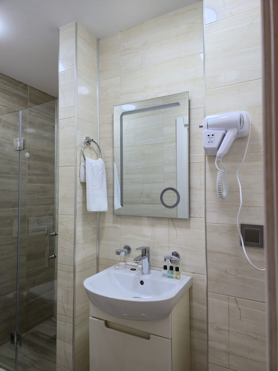 Classic Single Room, City View | Bathroom | Shower, free toiletries, hair dryer, bathrobes