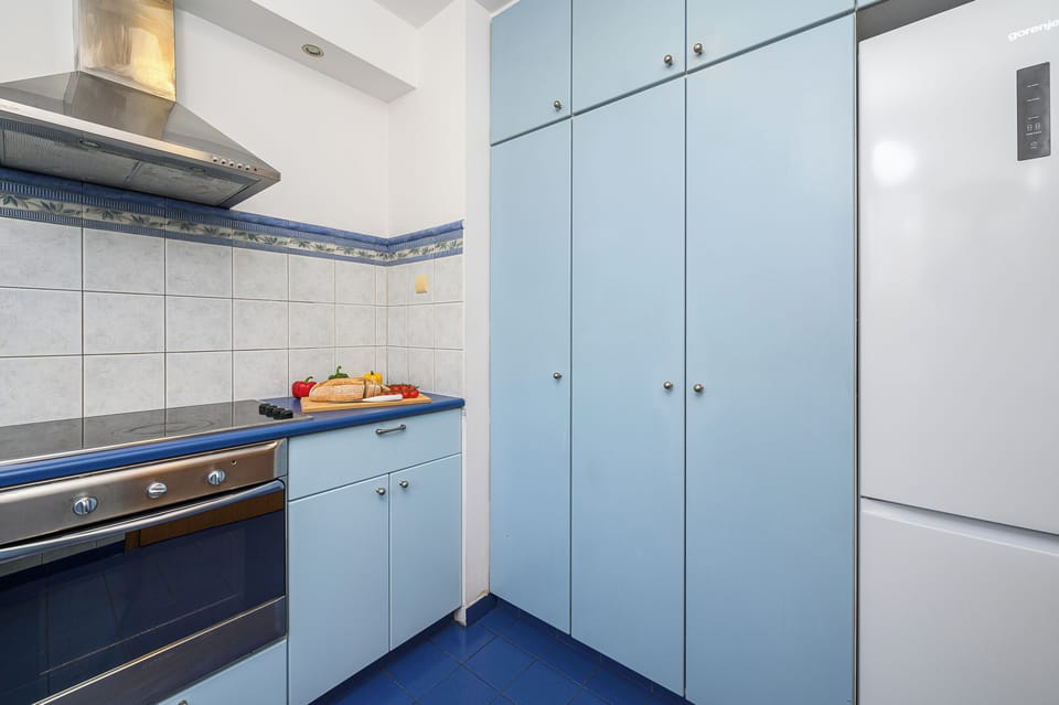 Comfort Apartment, Balcony, City View | Private kitchen | Fridge, microwave, oven, dishwasher