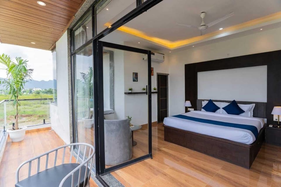 Superior Suite, Balcony | Desk, laptop workspace, soundproofing, iron/ironing board