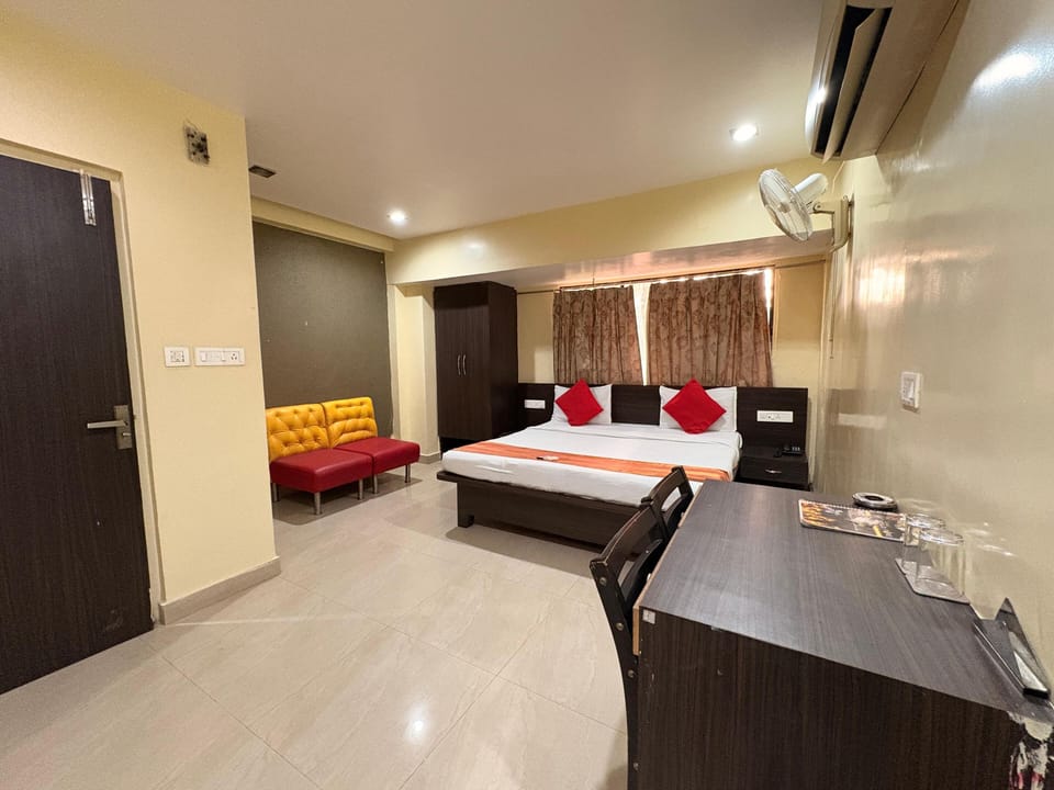 Deluxe Room | Desk