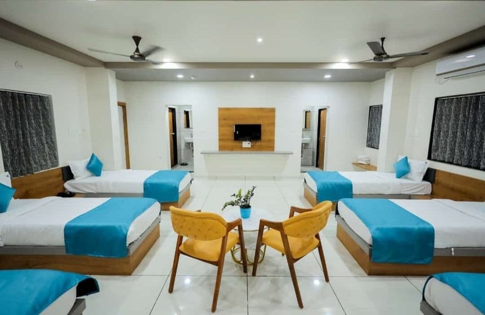 Family Room, City View | Desk, free WiFi