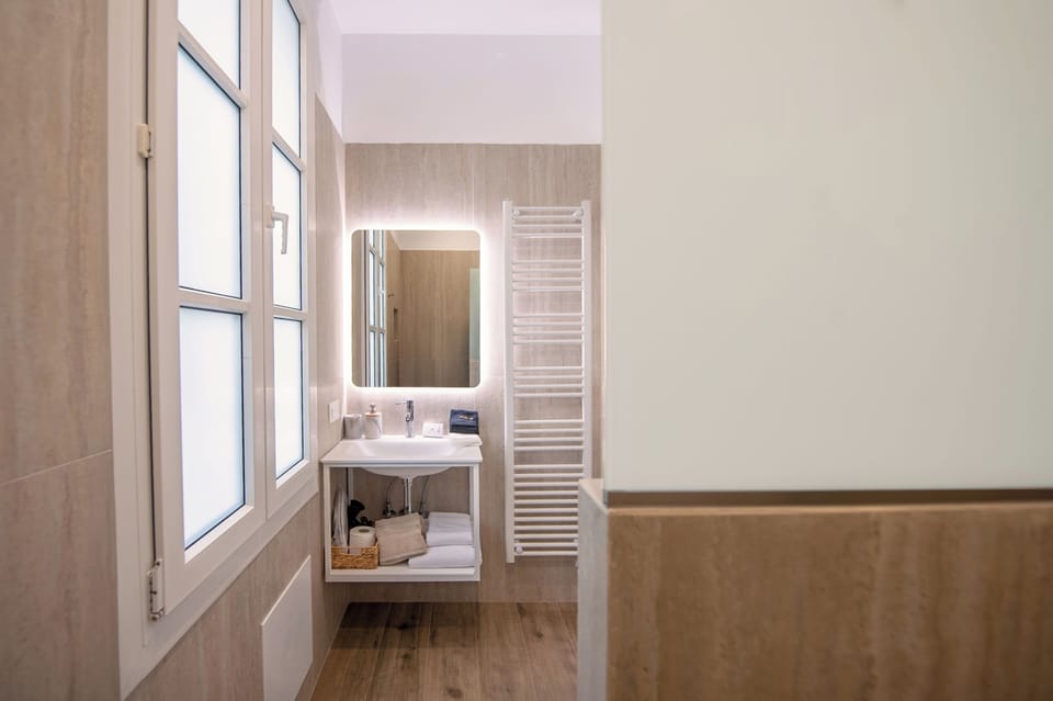 Standard Single Room, Ground Floor | Bathroom | Shower, hair dryer, slippers, towels